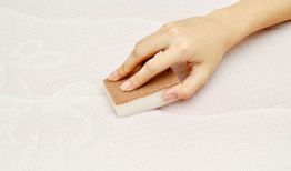 Чистим детский матрас без особых сложностей